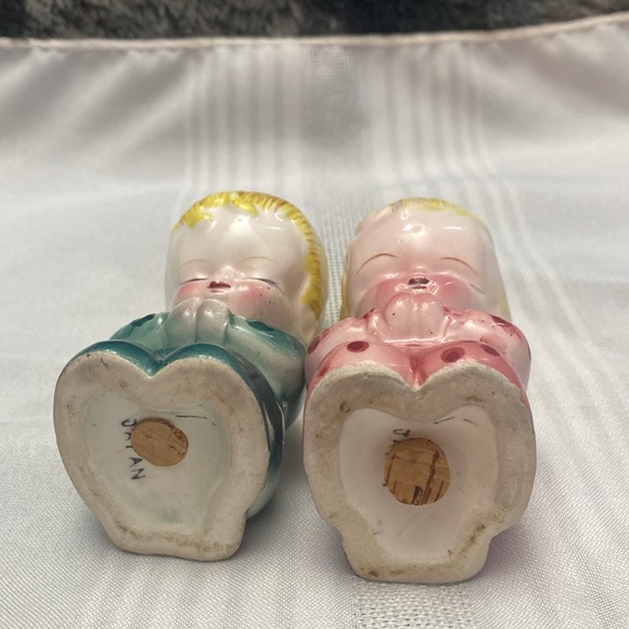 Vintage Ceramic Praying salt and pepper shakers in Pink and Green - Picture 10 of 15